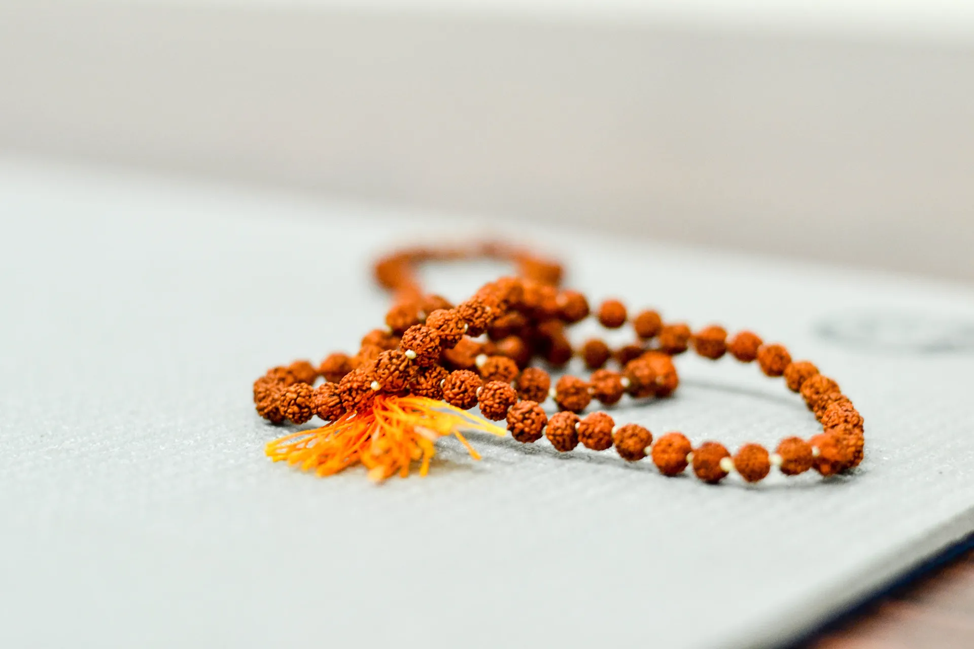 Meditación con Japa Mala: guía, mantras y beneficios