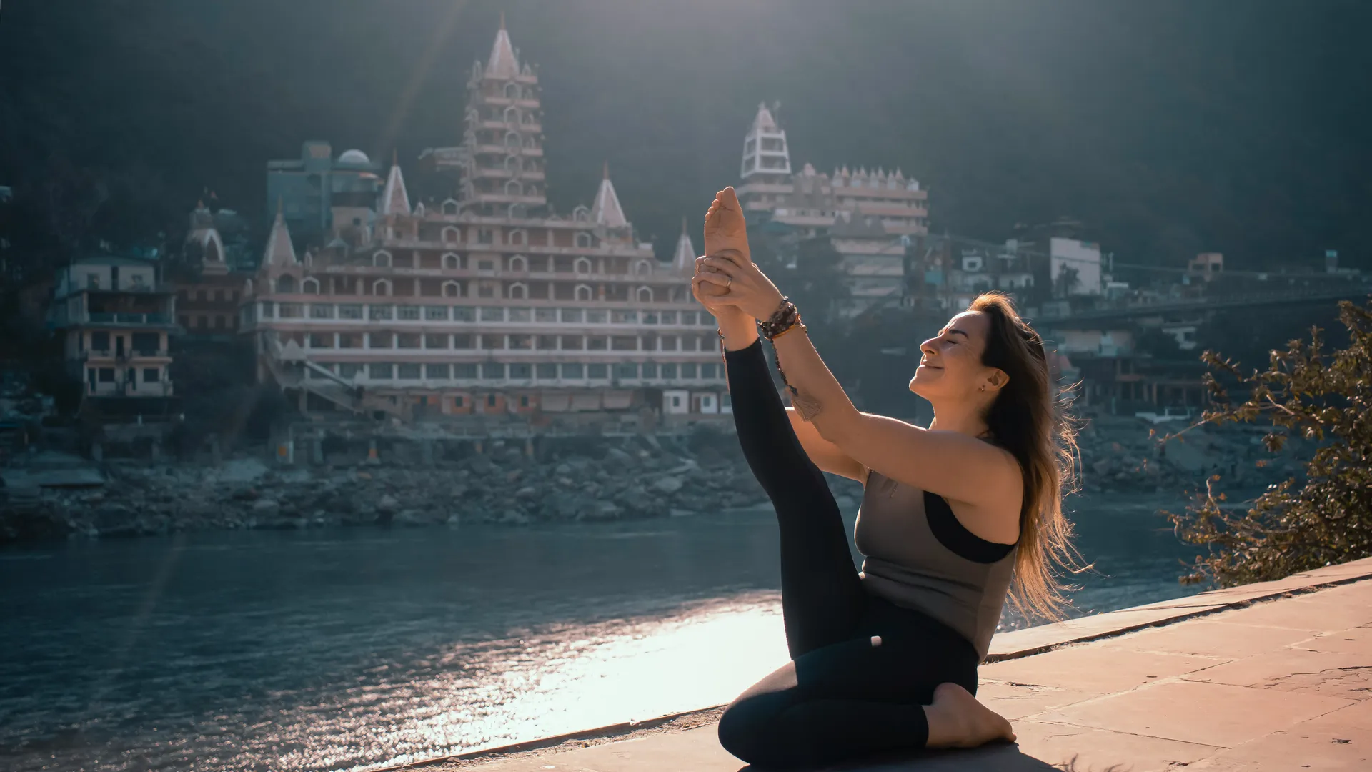 Una mujer haciendo yoga en India
