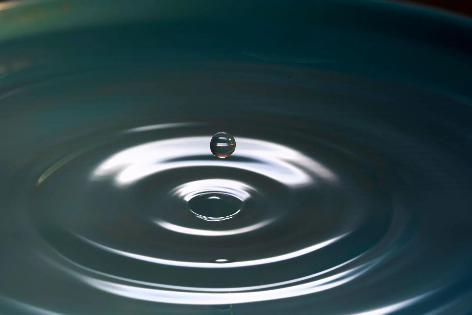 Una gota cayendo en el agua